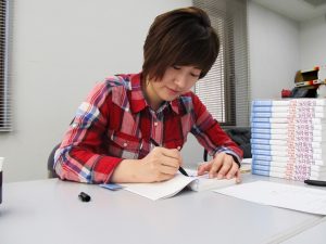 参加メンバーへサイン本のプレゼント！